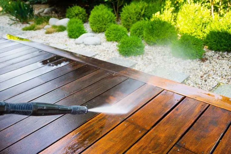 Quel produit hydrofuge utiliser pour une vieille terrasse extérieure en bois ?, Bordeaux Rive Droite, SM Nettoyage